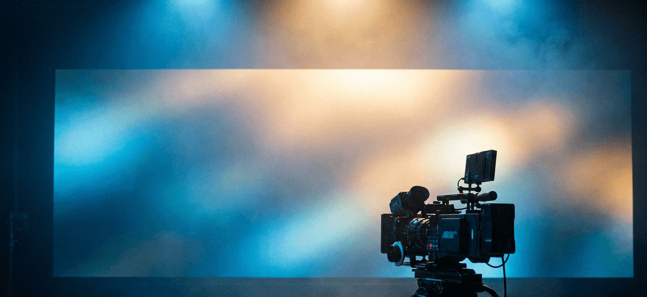Cameră de cinema în fața ecranului LED