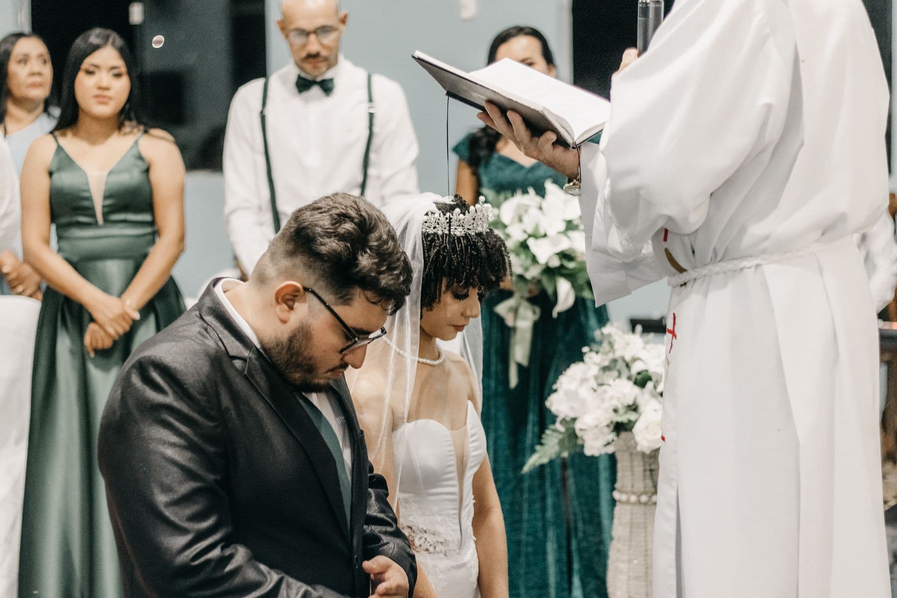 Miri cu capul plecat, binecuvântați de preot la ceremonie