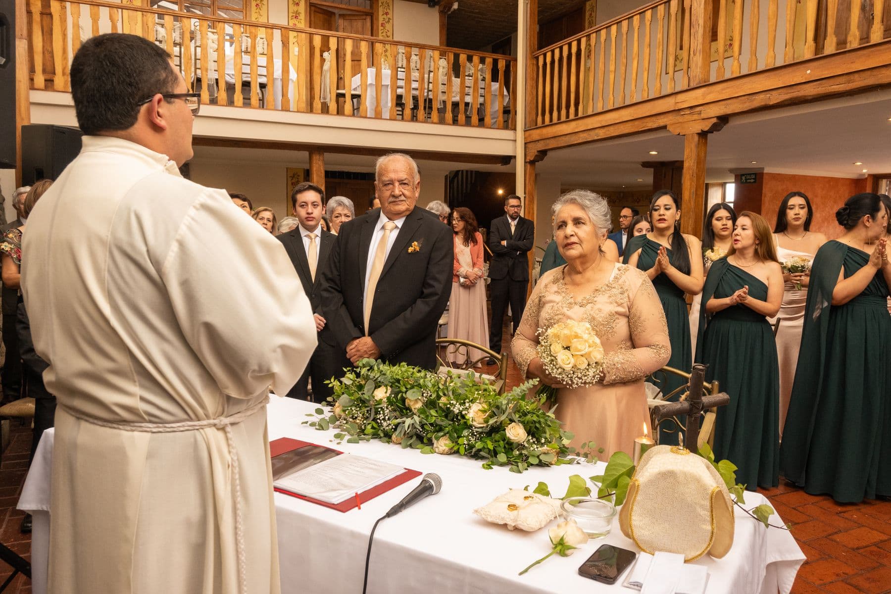 Preot la o ceremonie de cununie, cu invitații în jur